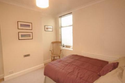 2 bedroom ground floor flat to rent, Crimsworth Road, Vauxhall SW8