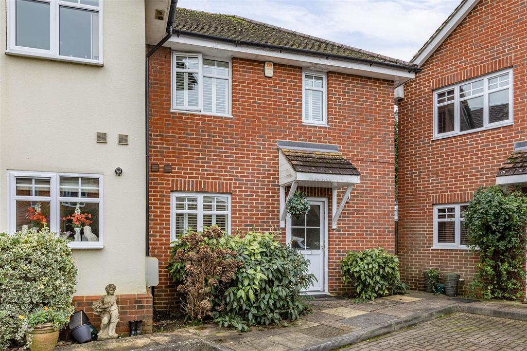 5 Loxley Close, Byfleet, KT14 7 GA - 13.jpg