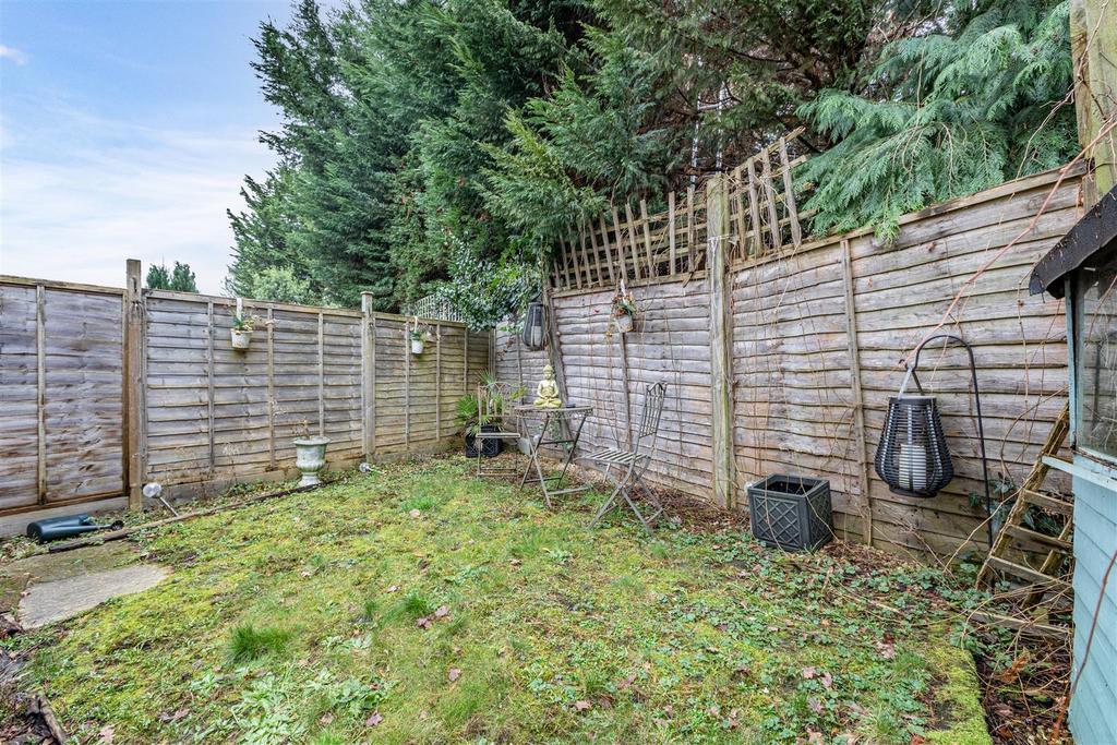 5 Loxley Close, Byfleet, KT14 7 GA - 10.jpg