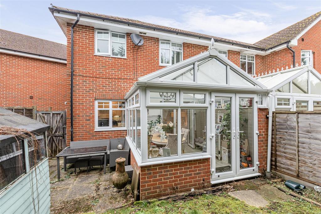 5 Loxley Close, Byfleet, KT14 7 GA - 11.jpg