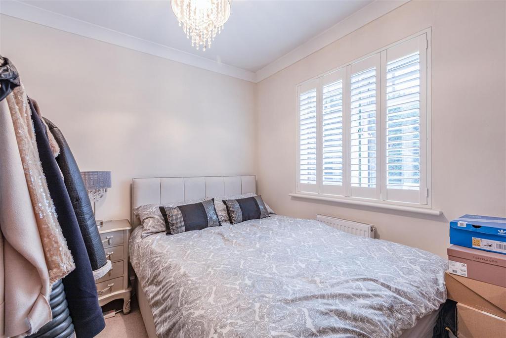 5 Loxley Close, Byfleet, KT14 7 GA - 2.jpg