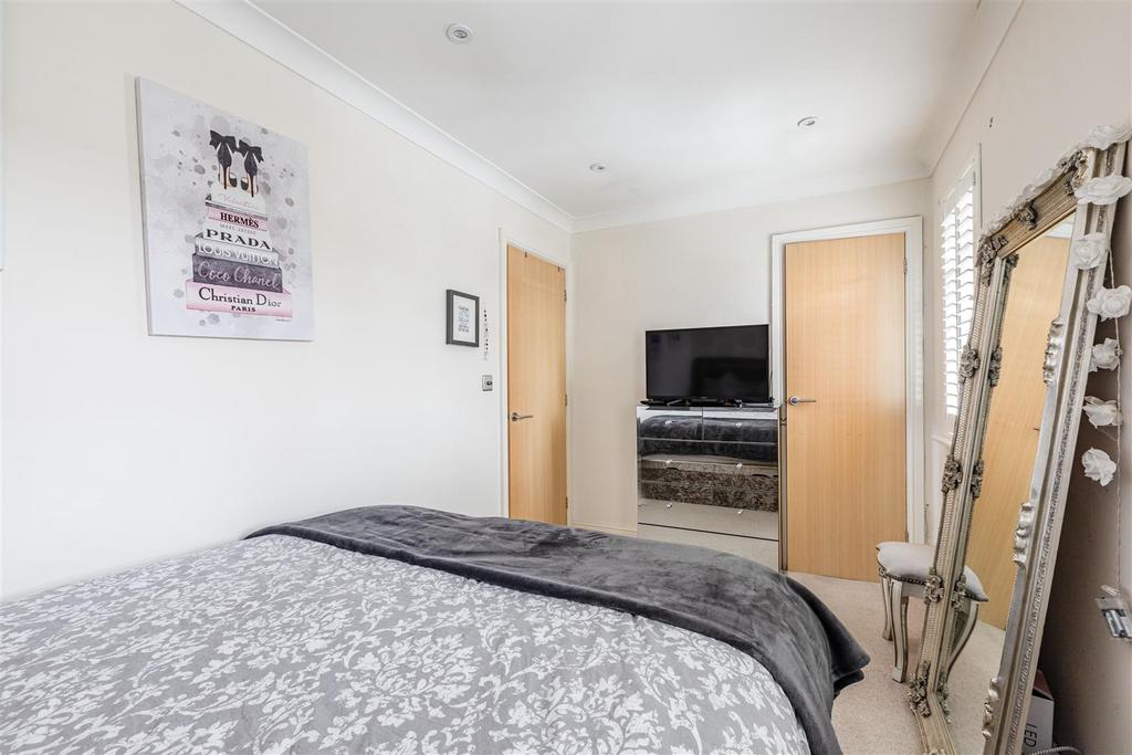 5 Loxley Close, Byfleet, KT14 7 GA - 4.jpg