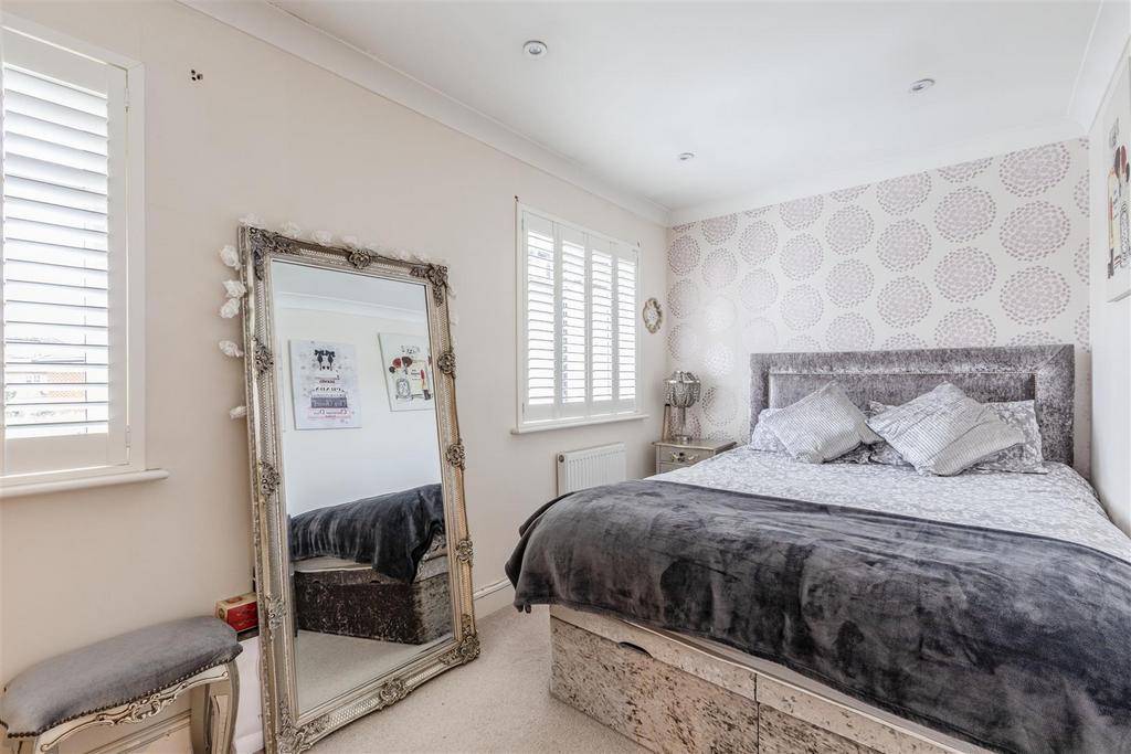 5 Loxley Close, Byfleet, KT14 7 GA - 3.jpg