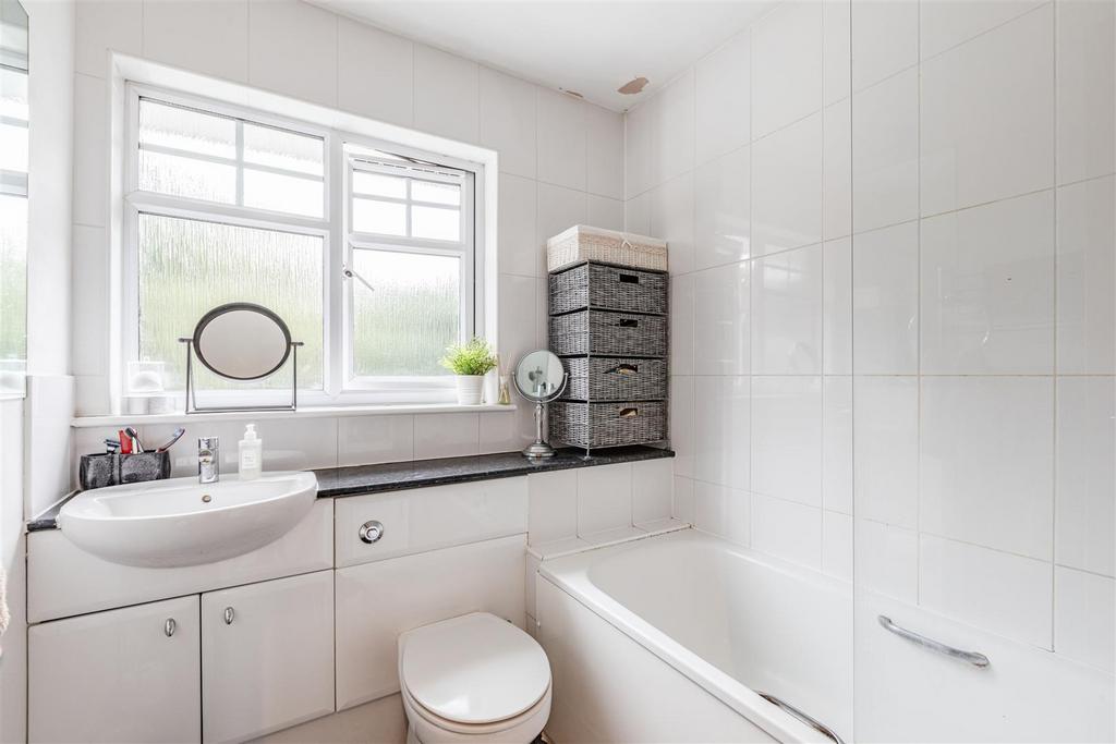 5 Loxley Close, Byfleet, KT14 7 GA - 1.jpg