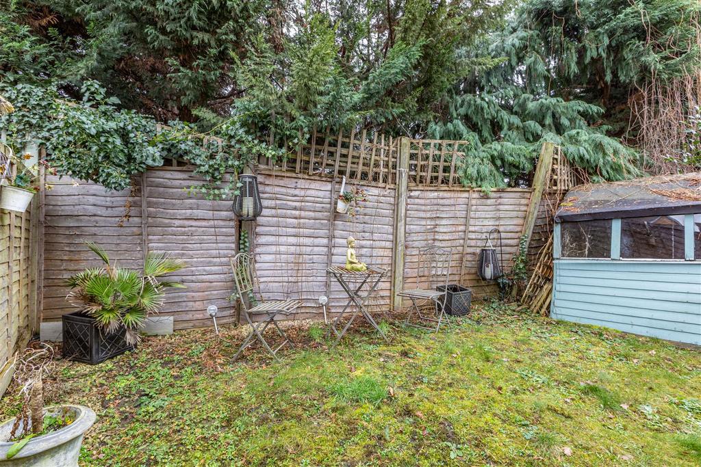 5 Loxley Close, Byfleet, KT14 7 GA - 9.jpg