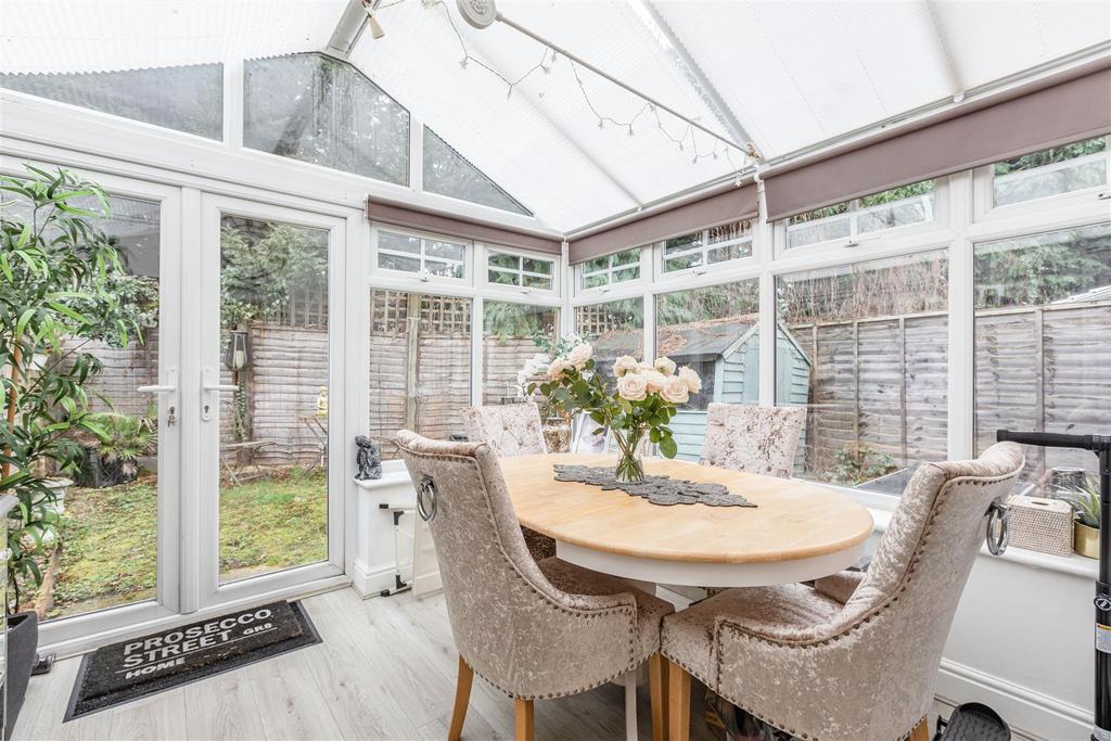 5 Loxley Close, Byfleet, KT14 7 GA - 5.jpg