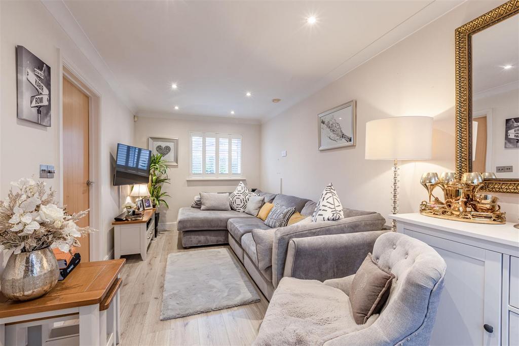 5 Loxley Close, Byfleet, KT14 7 GA - 6.jpg