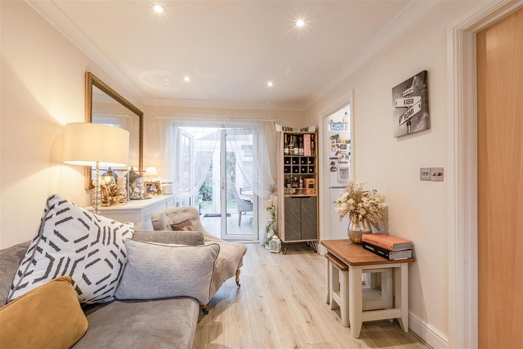 5 Loxley Close, Byfleet, KT14 7 GA - 7.jpg