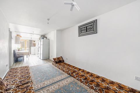 2 bedroom flat for sale, Greenford Avenue, London, W7