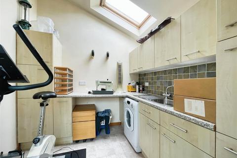 9 Boy Lane, Bradford, BD4 6DL
