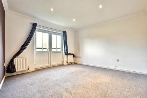 4 bedroom terraced house to rent, Medway Court, Aylesford