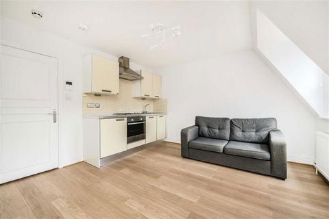 Studio to rent, Egerton Gardens, London SW3