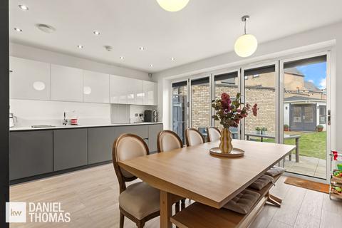 8 Willow Tree Drive, Waltham Cross, EN8 7FL