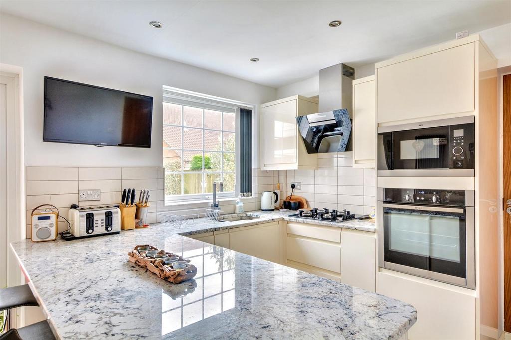 Kitchen 2.jpeg