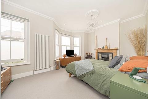 5 bedroom terraced house to rent, Percy Road, Hampton TW12