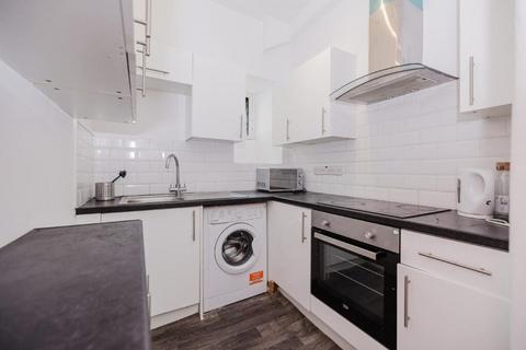 5 bedroom flat to rent, 0826L – Buccleuch Street, Edinburgh, EH8 9NQ