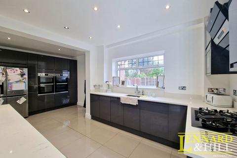 4 bedroom semi-detached house for sale, College Avenue, Grays RM17