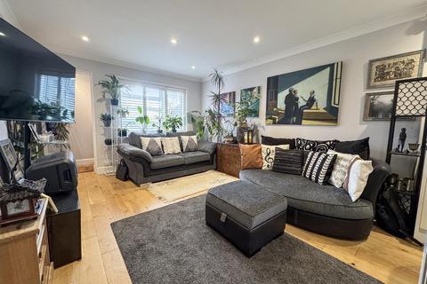15 Heather Close, Isleworth, TW7 7PR