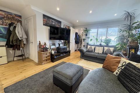 15 Heather Close, Isleworth, TW7 7PR