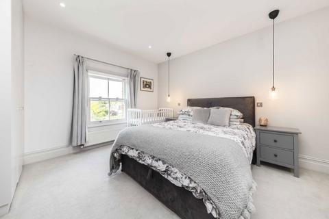 3 bedroom flat for sale, Kingston Road, Teddington TW11