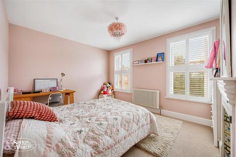 33 Green Avenue, London, W13 9RW