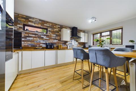 9 Lark Rise, Uttoxeter, ST14 8SZ