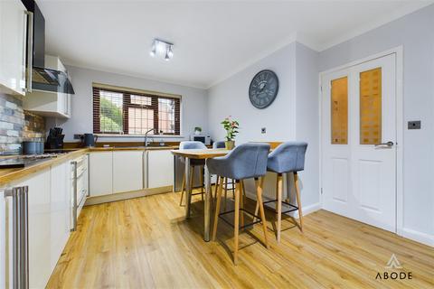 9 Lark Rise, Uttoxeter, ST14 8SZ