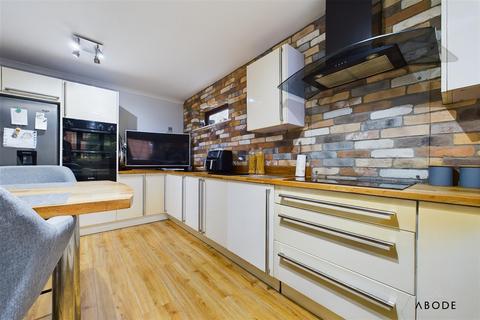 9 Lark Rise, Uttoxeter, ST14 8SZ