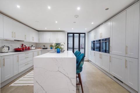 4 bedroom terraced house to rent, Marlborough Road, Upper Holloway
