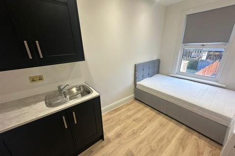 Studio to rent, Sandhurst Road, London