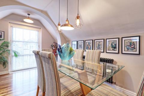 2 bedroom penthouse for sale, Palmerston Road, Westcliff-on-Sea, Essex