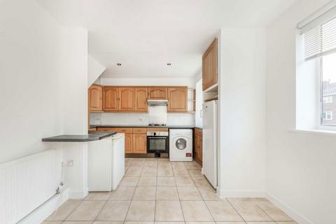 2 bedroom maisonette to rent, Cumberland Close, Twickenham TW1