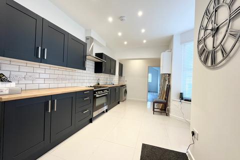 Studio to rent, Dogsthorpe Road, PETERBOROUGH PE1