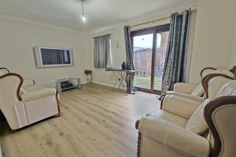 5 bedroom end of terrace house to rent, Elliott Gardens, Romford, RM3