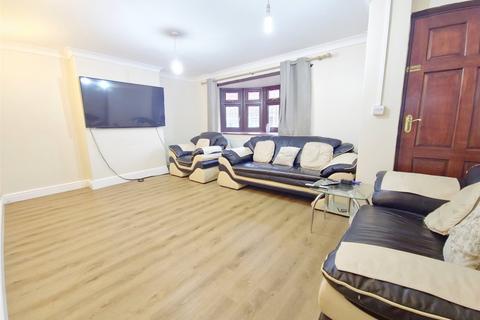 5 bedroom end of terrace house to rent, Elliott Gardens, Romford, RM3