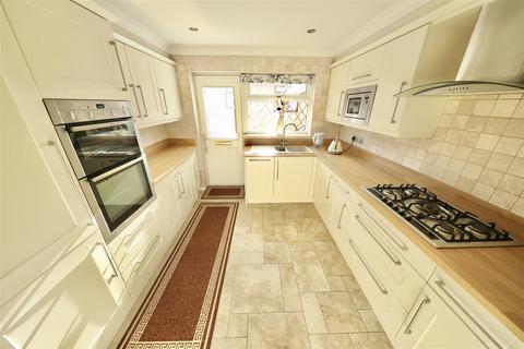 9 Manor Park, Preston, Hull, HU12 8XE