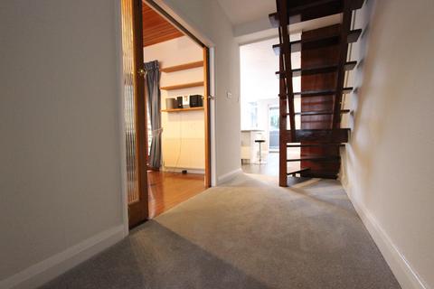 3 bedroom flat to rent, Bawtry Road, London N20