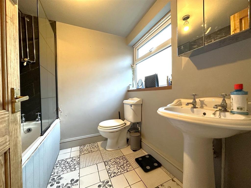 Ground Floor Bathroom 513