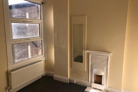 4 bedroom flat to rent, Kenton, HA3