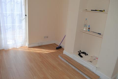 2 bedroom flat to rent, 1a Colenso Road Ilford IG2 7AG