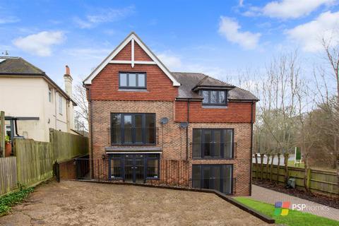 4 bedroom semi-detached house for sale, London Road, Burgess Hill