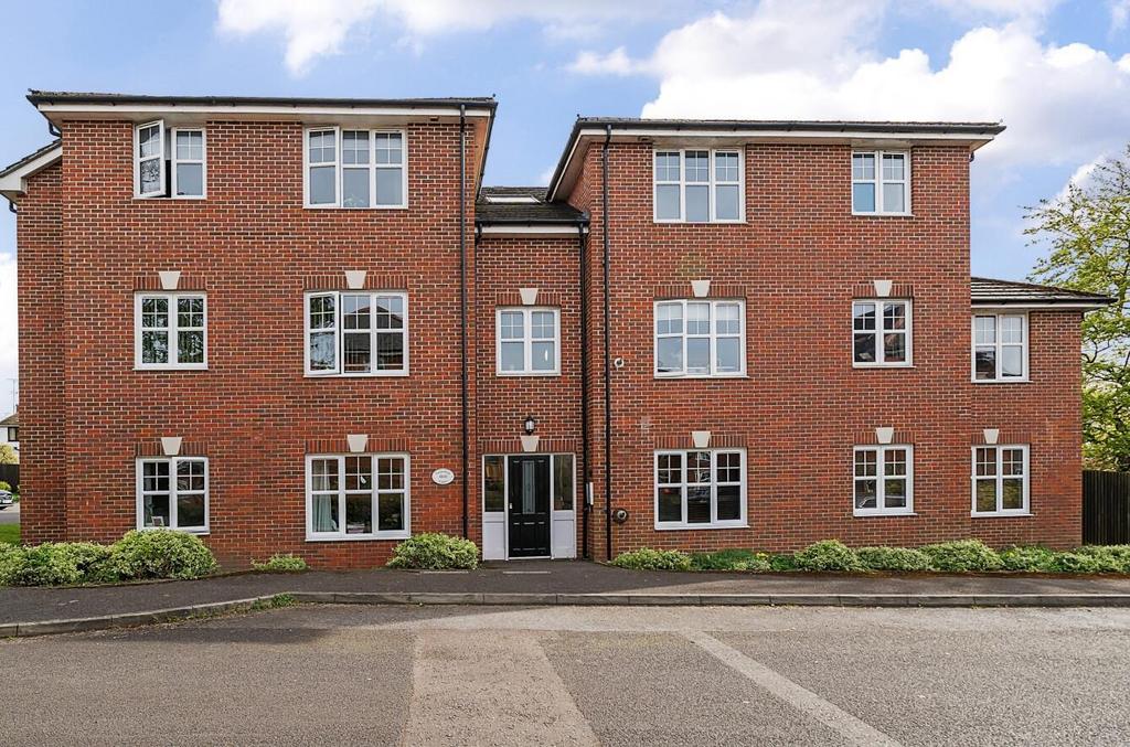 2 Carpenters Court Front approach.jpg