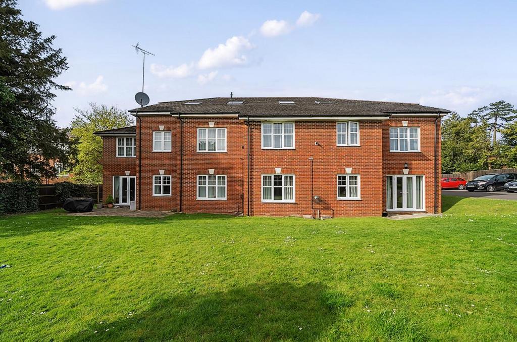 2 Carpenters Court Communual Grounds 2.jpg