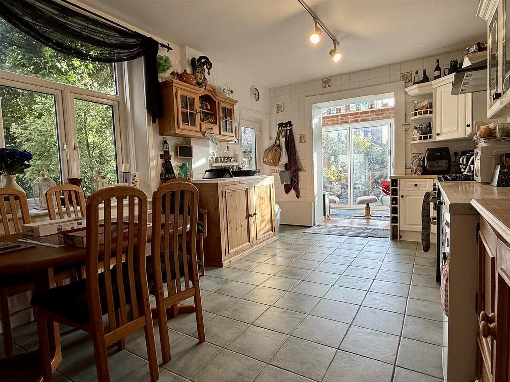 Dining kitchen