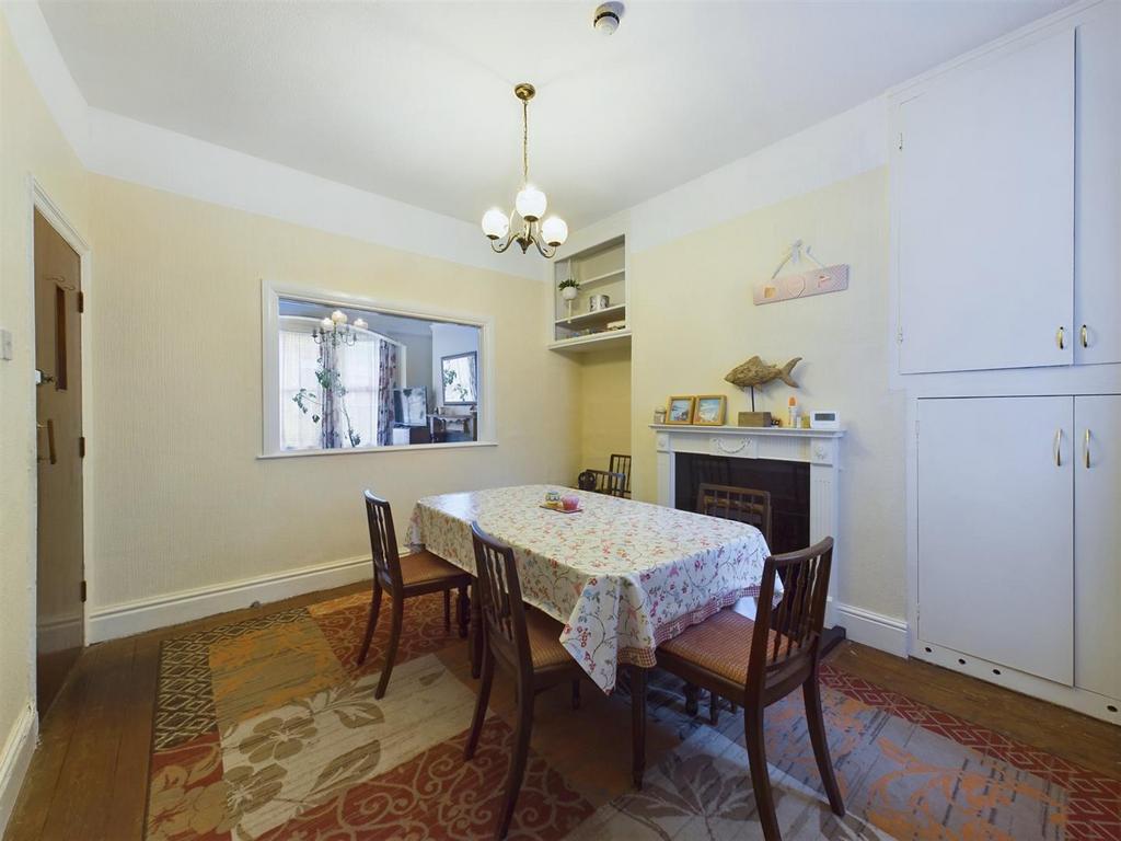 Dining room: