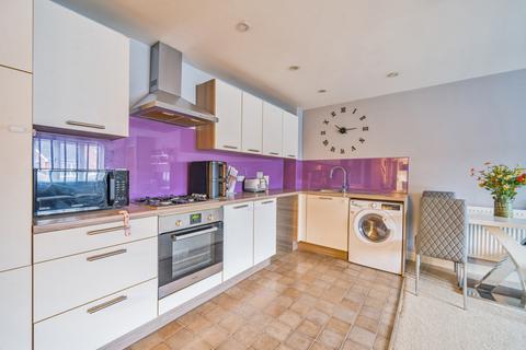 2 bedroom flat for sale, Swansmere Close, Walton-On-Thames, Surrey, KT12