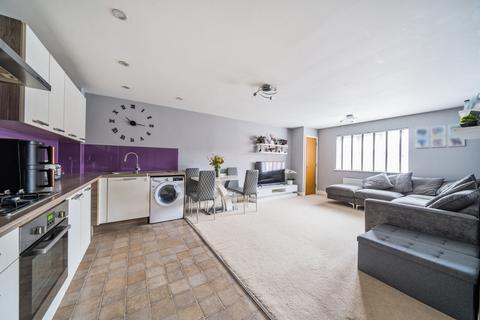 2 bedroom flat for sale, Swansmere Close, Walton-On-Thames, Surrey, KT12