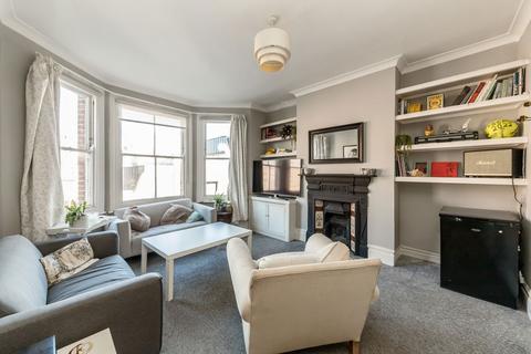 3 bedroom flat to rent, Broadwater Road, London SW17