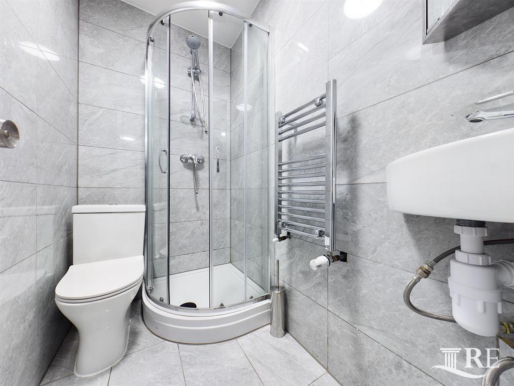 Room 4 ensuite.jpg