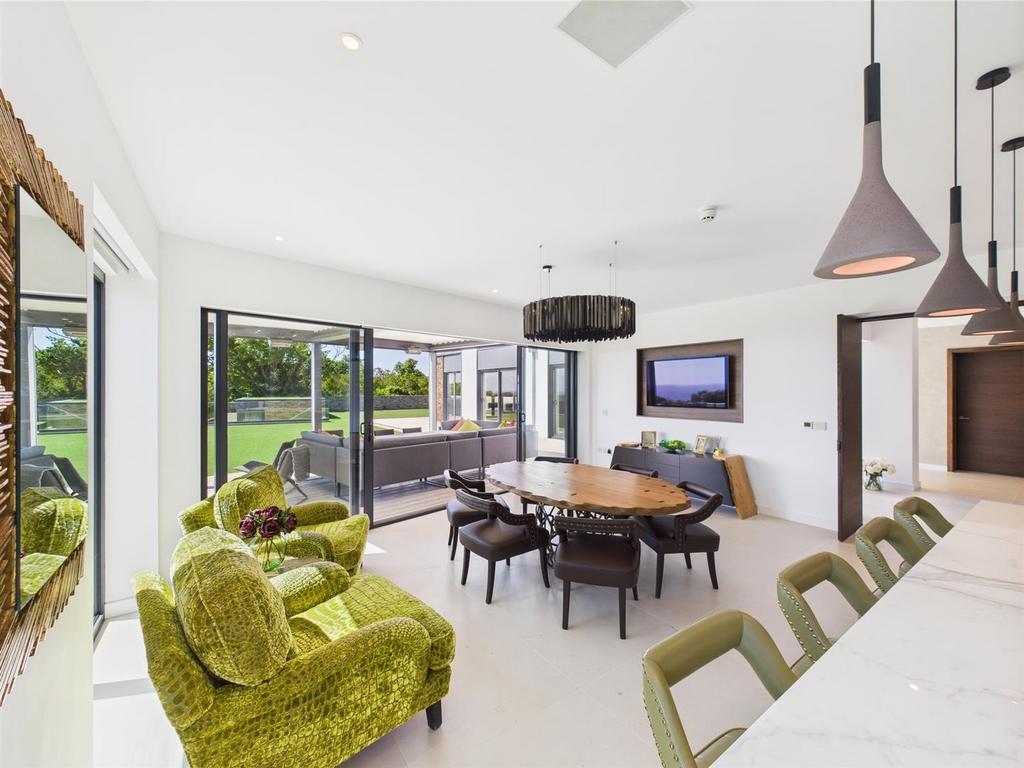 CAM04392 G0-PR0087-STILL039.jpg